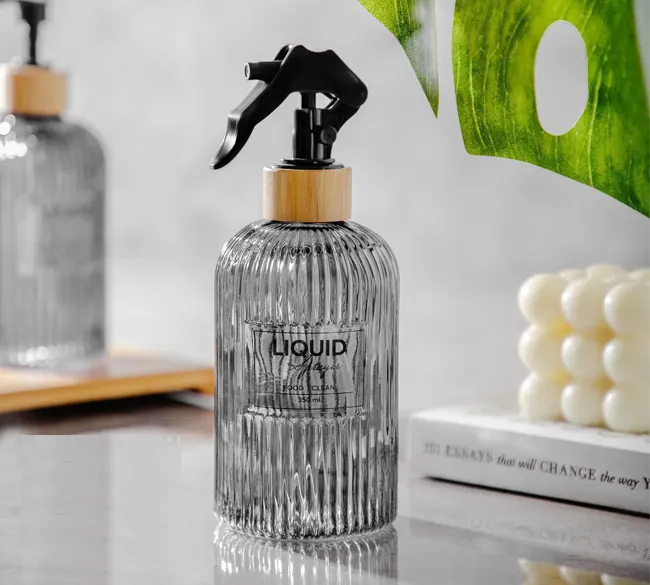 بطری محلول‌پاش دستی برند LIQUID با نازل قابل تنظیم، مناسب برای پاشش مواد شوینده، ضدعفونی‌کننده، آب و خوشبوکننده