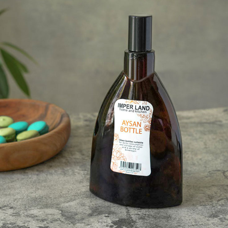 بطری پلاستیکی آیسان در رنگ قهوه‌ای دودی شفاف، مناسب نگهداری آب و انواع مایعات، قابل استفاده در خانه و سفر